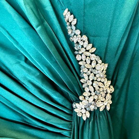 Mac Duggal Emerald Green Dress Rhinestones Draped Slit  Holiday Gown Size 2 - Picture 9 of 9